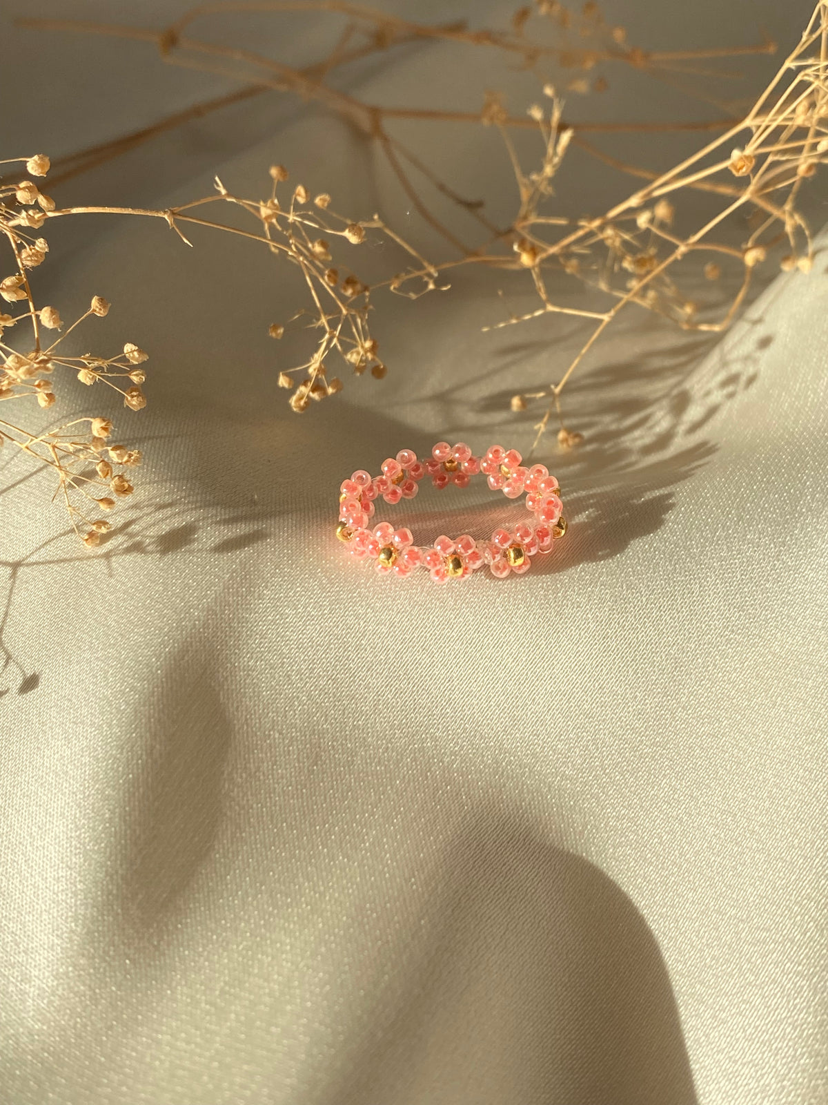 Bague en perles – Fleurs rouges pâles & dorées