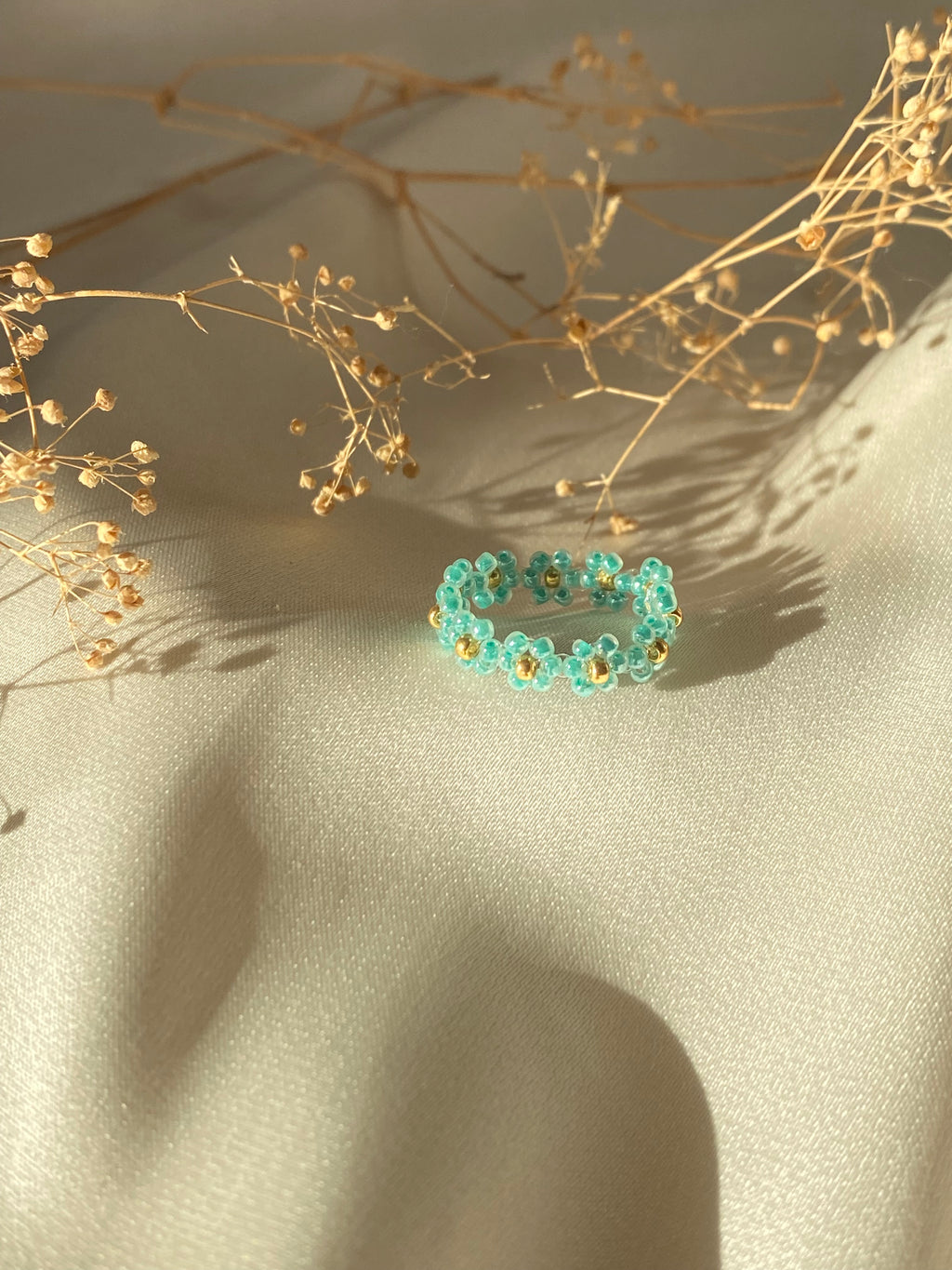 Bague en perles – Fleurs vertes & dorées