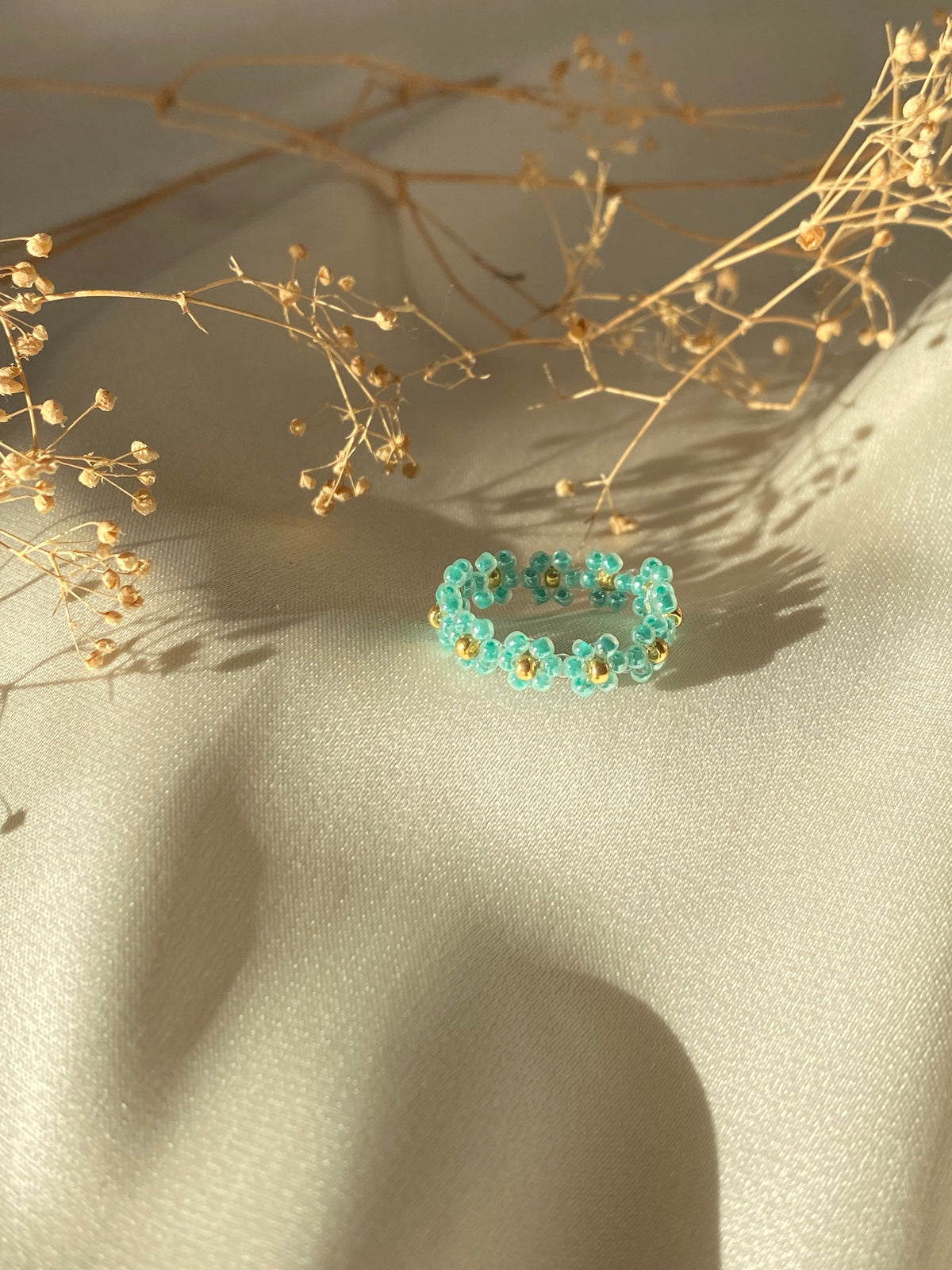 Bague en perles – Fleurs vertes & dorées