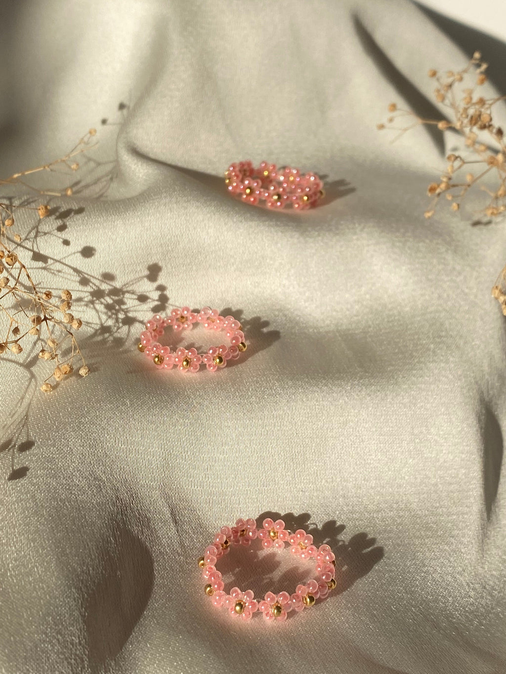 Bague en perles – Fleurs rouges pâles & dorées