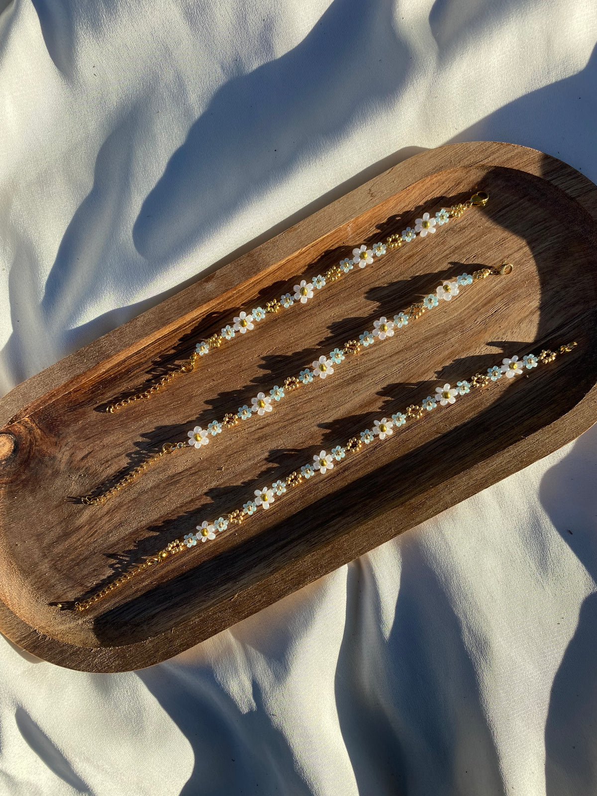 Bracelet en perles – Fleurs bleues, blanches & dorées