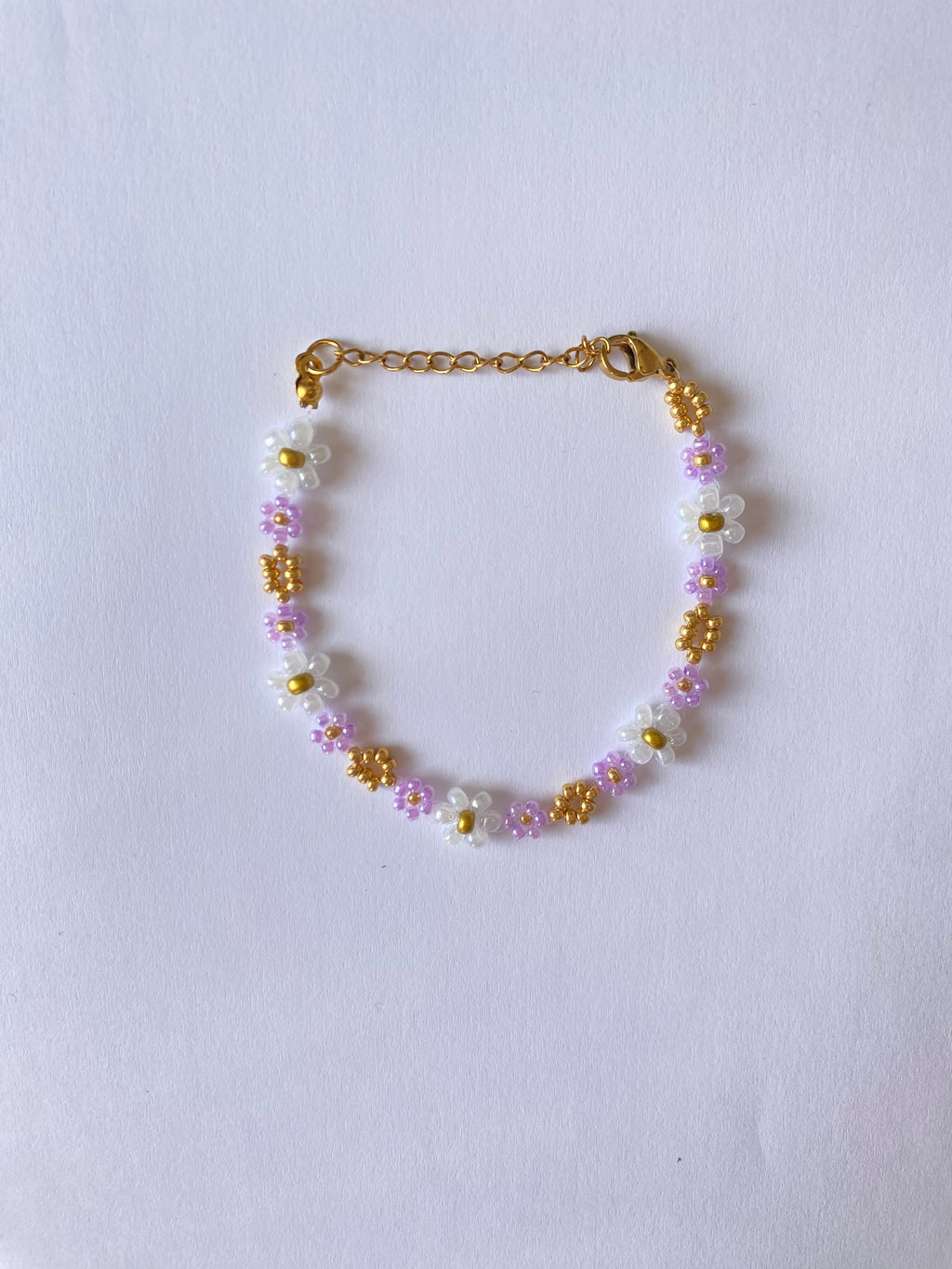 Bracelet en perles – Fleurs violettes, blanches & dorées