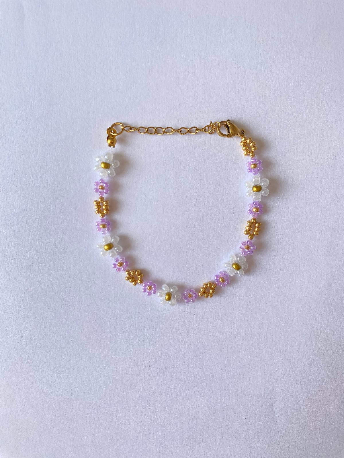 Bracelet en perles – Fleurs violettes, blanches & dorées