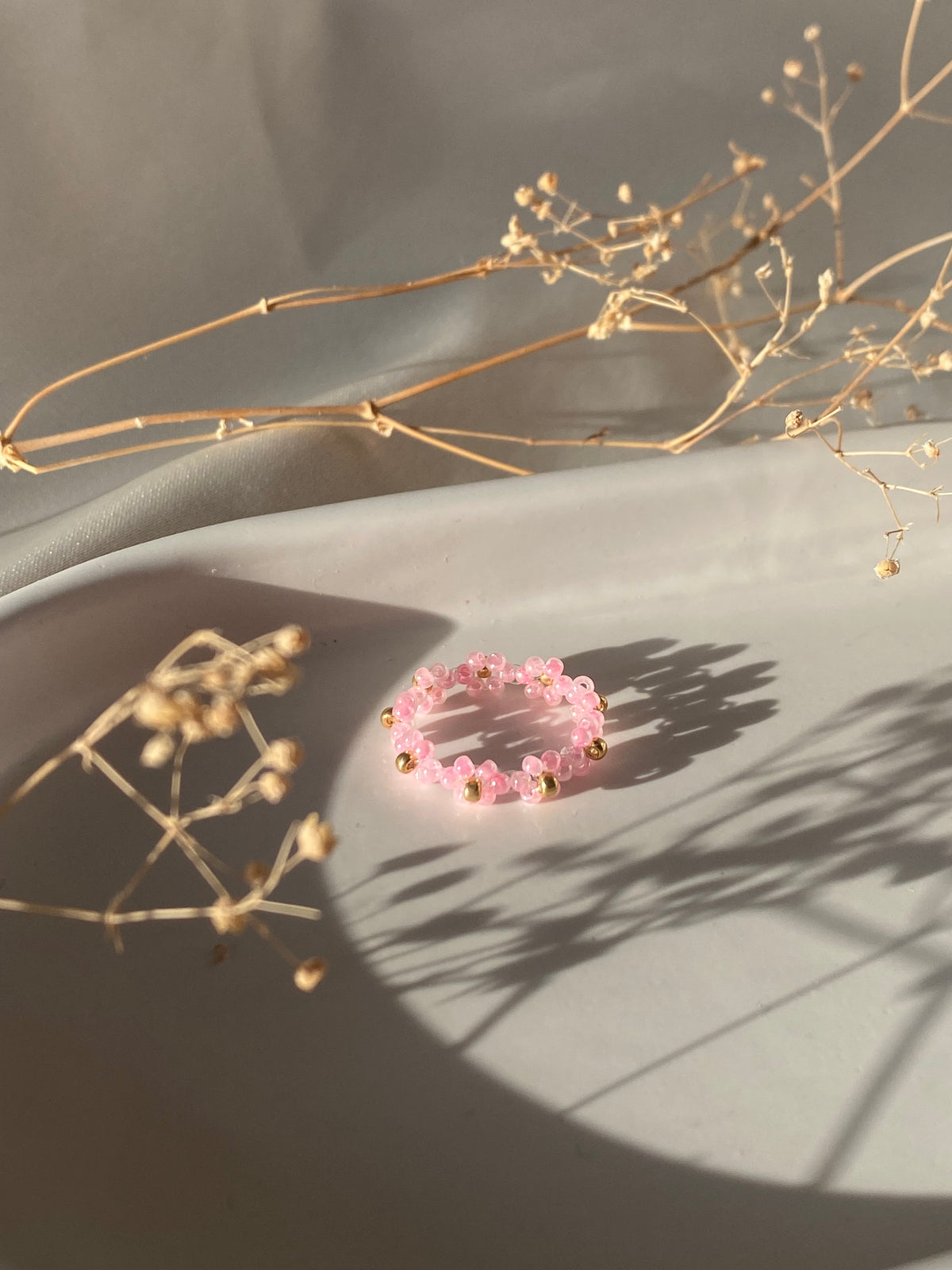 Bague en perles – Fleurs roses & dorées