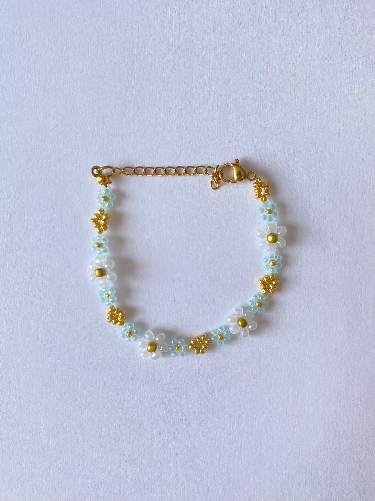 Bracelet en perles – Fleurs bleues, blanches & dorées