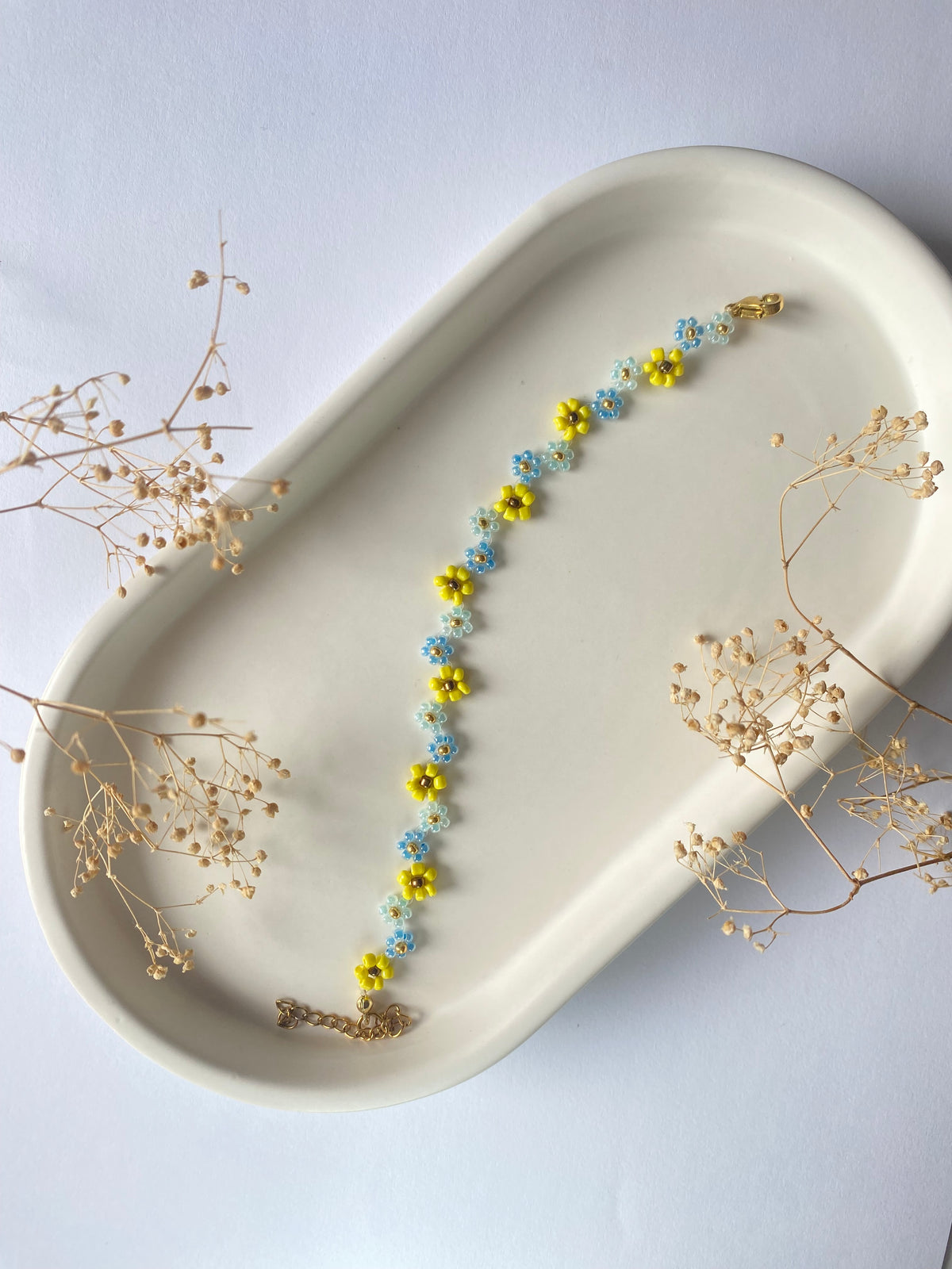 Bracelet en perles – Fleurs bleues & jaunes