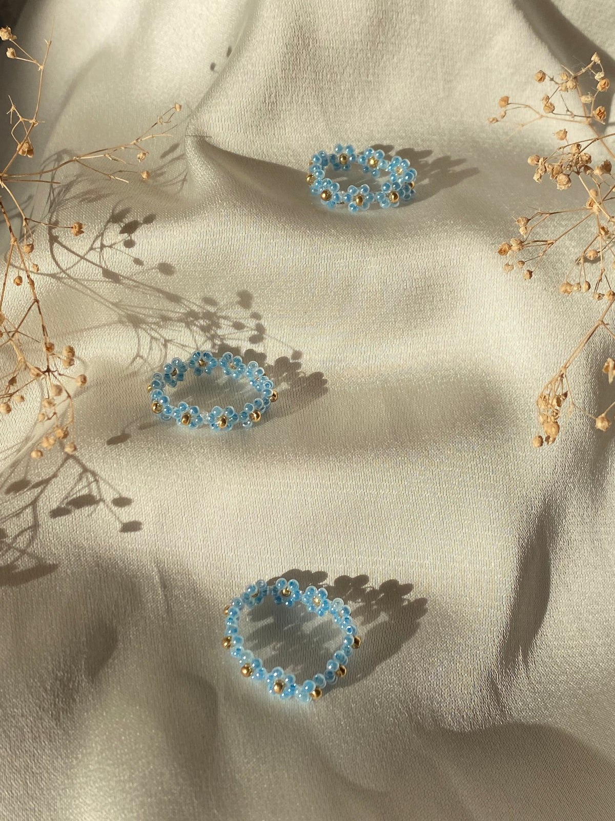 Bague en perles – Fleurs bleues & dorées