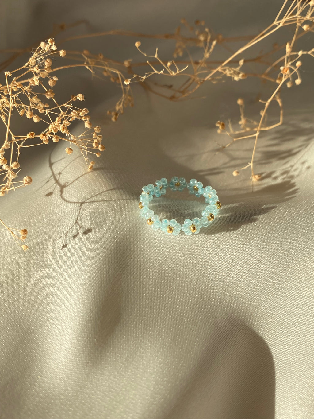 Bague en perles – Fleurs bleues pâles & dorées