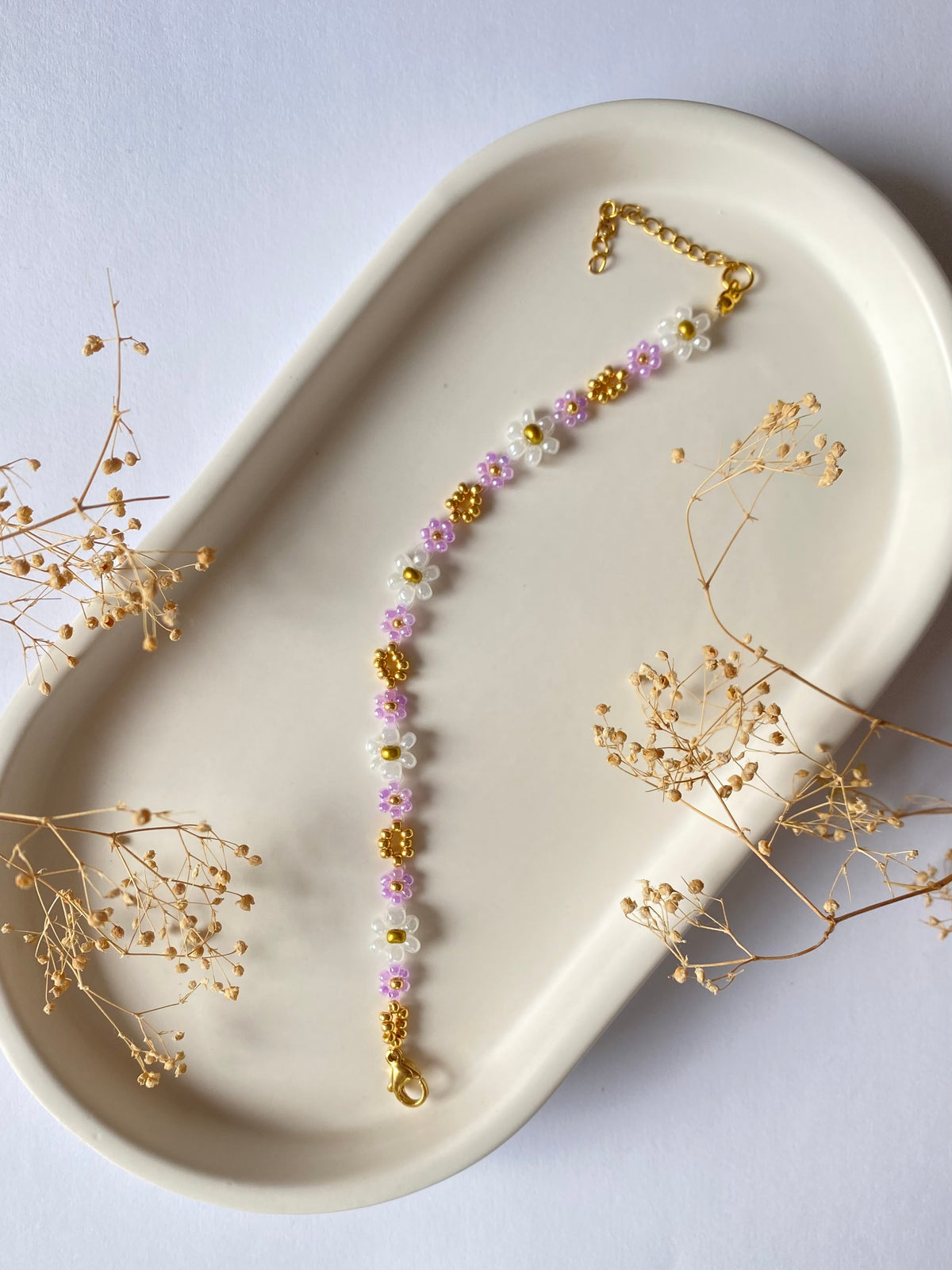 Bracelet en perles – Fleurs violettes, blanches & dorées