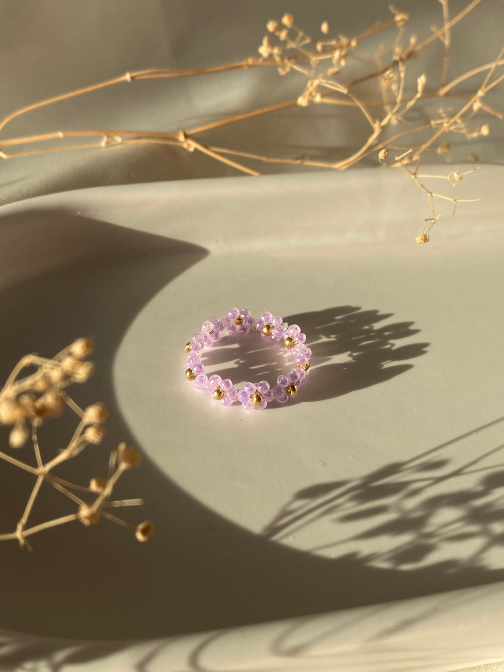 Bague en perles – Fleurs violettes & dorées