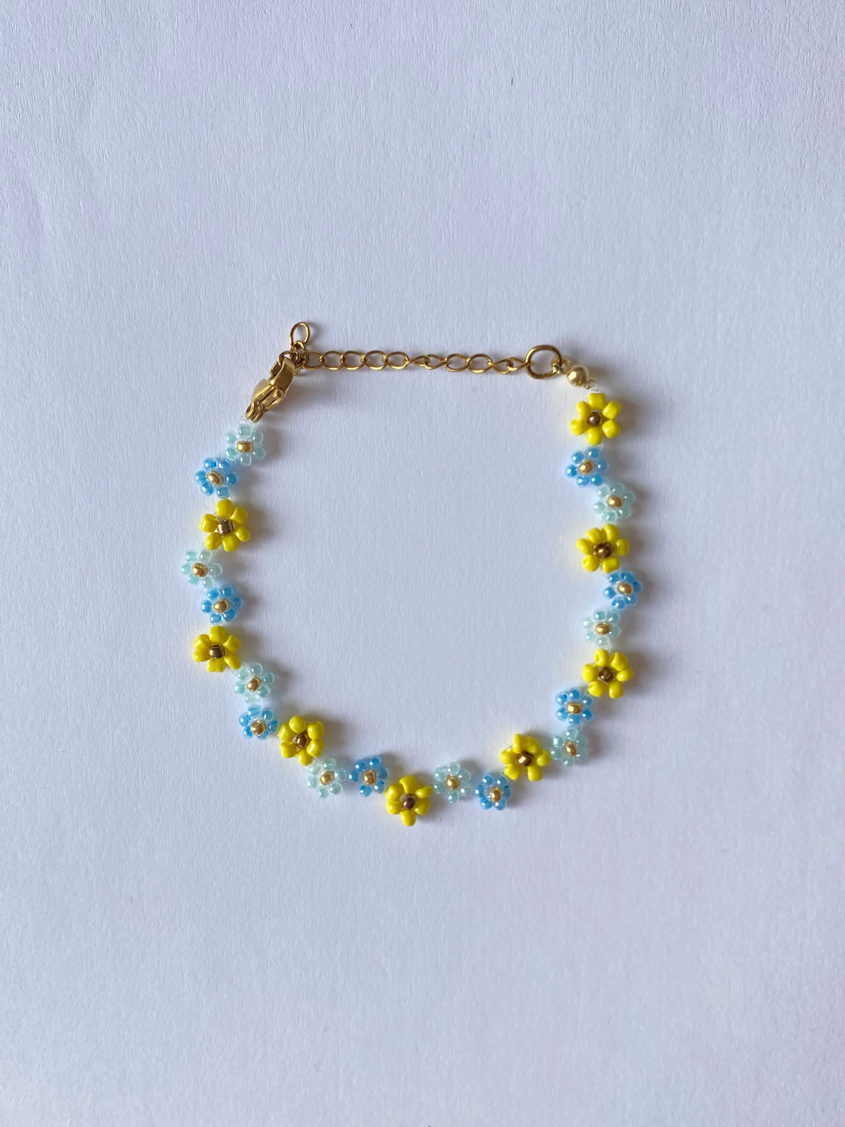 Bracelet en perles – Fleurs bleues & jaunes
