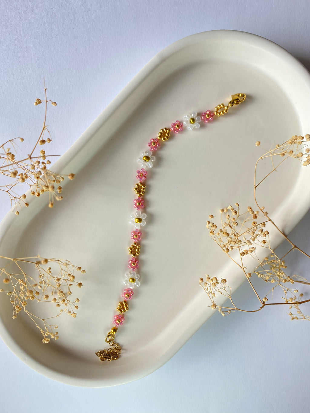 Bracelet en perles – Fleurs roses, blanches & dorées