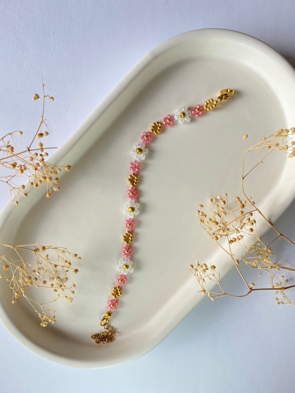 Bracelet en perles – Fleurs roses, blanches & dorées