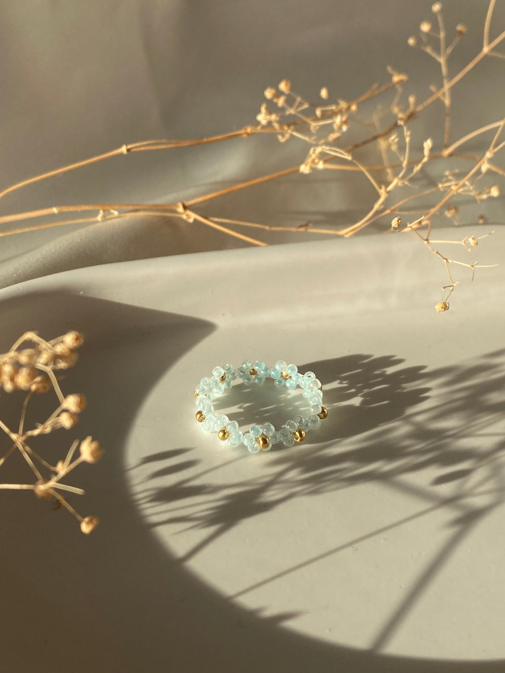 Bague en perles – Fleurs bleues pâles & dorées