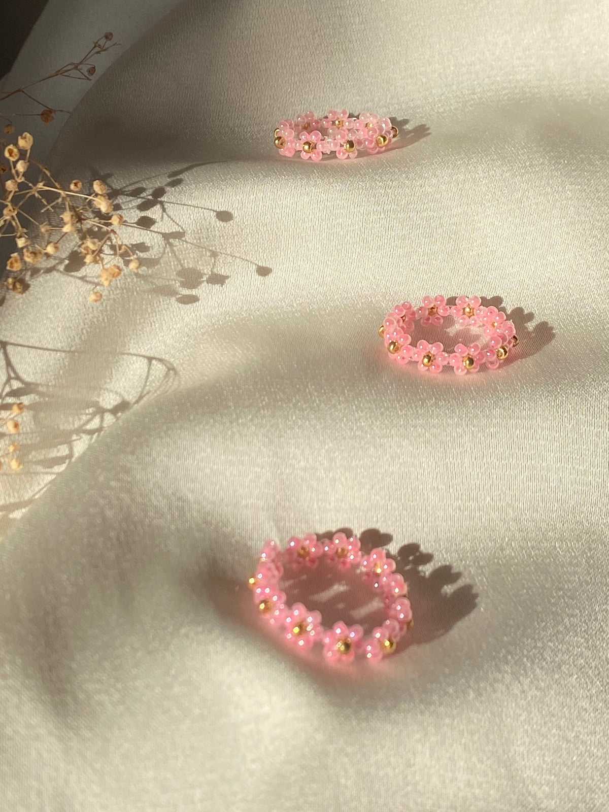 Bague en perles – Fleurs roses & dorées