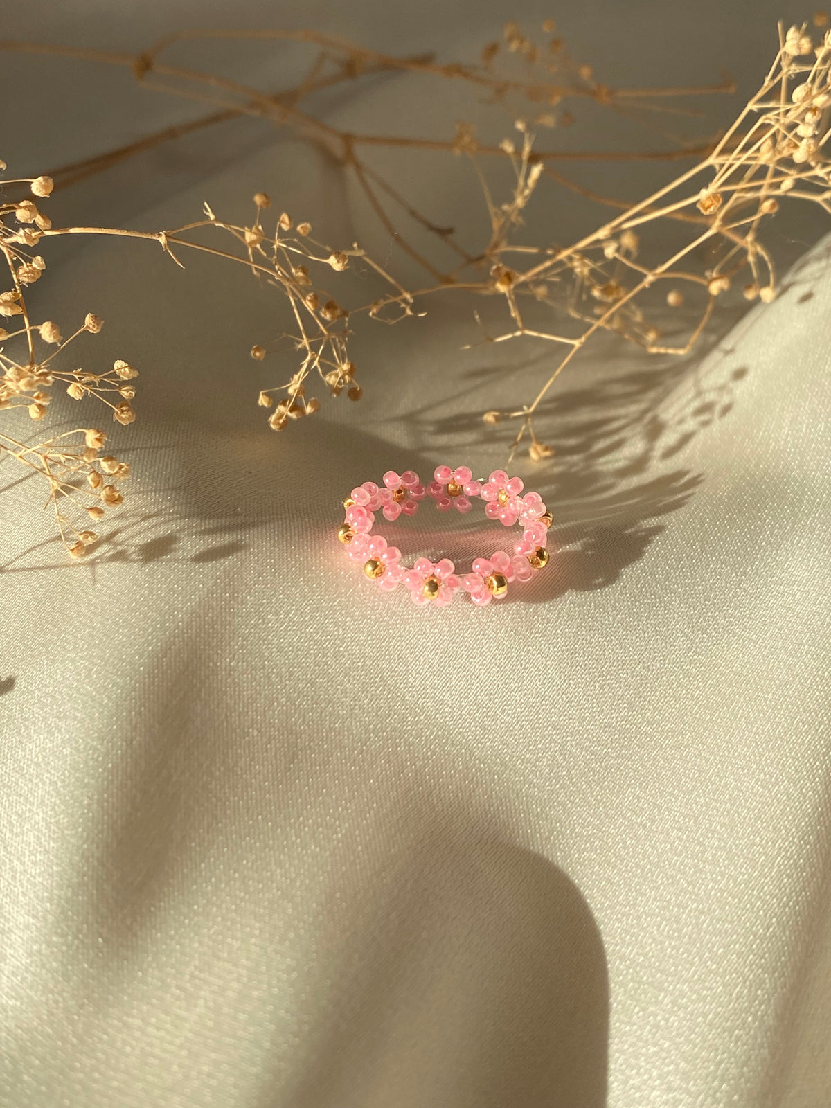 Bague en perles – Fleurs roses & dorées