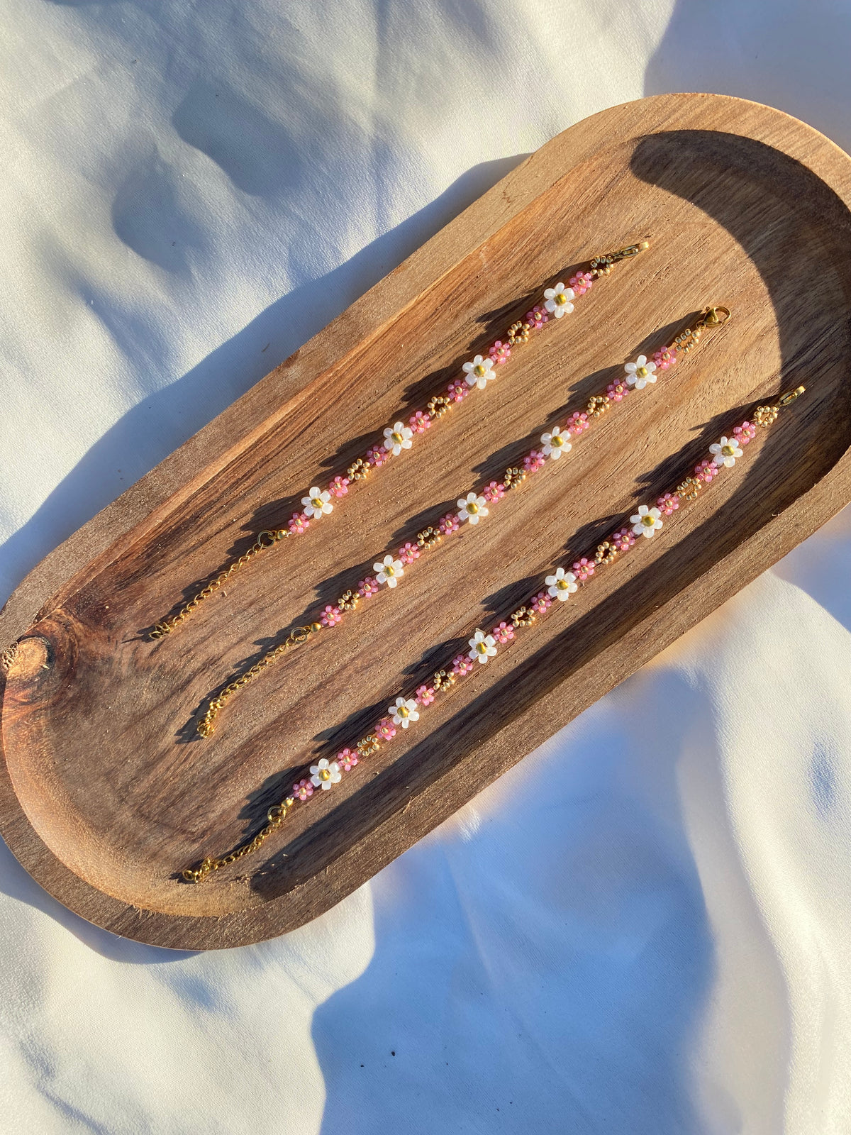 Bracelet en perles – Fleurs roses, blanches & dorées