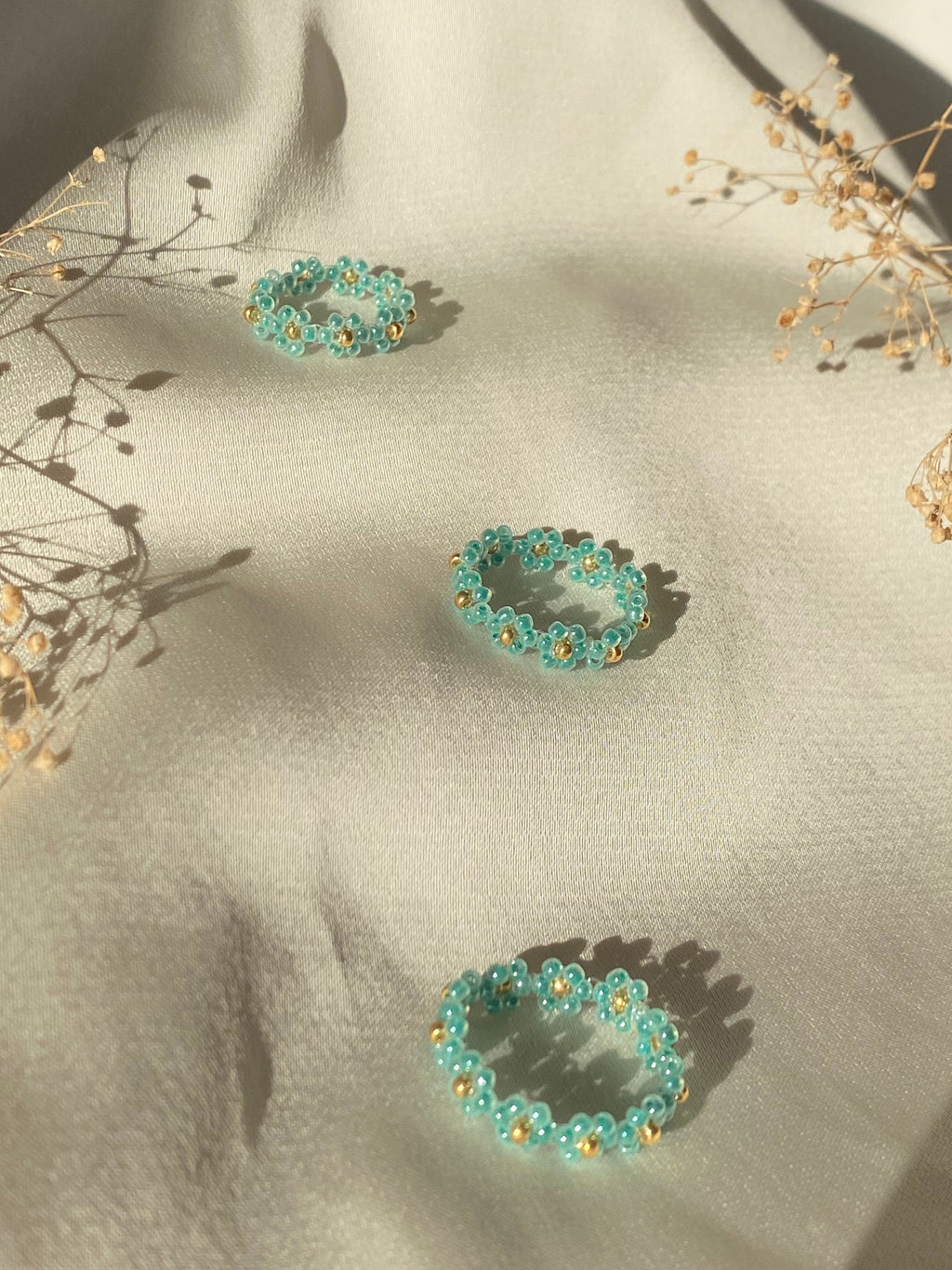 Bague en perles – Fleurs vertes & dorées