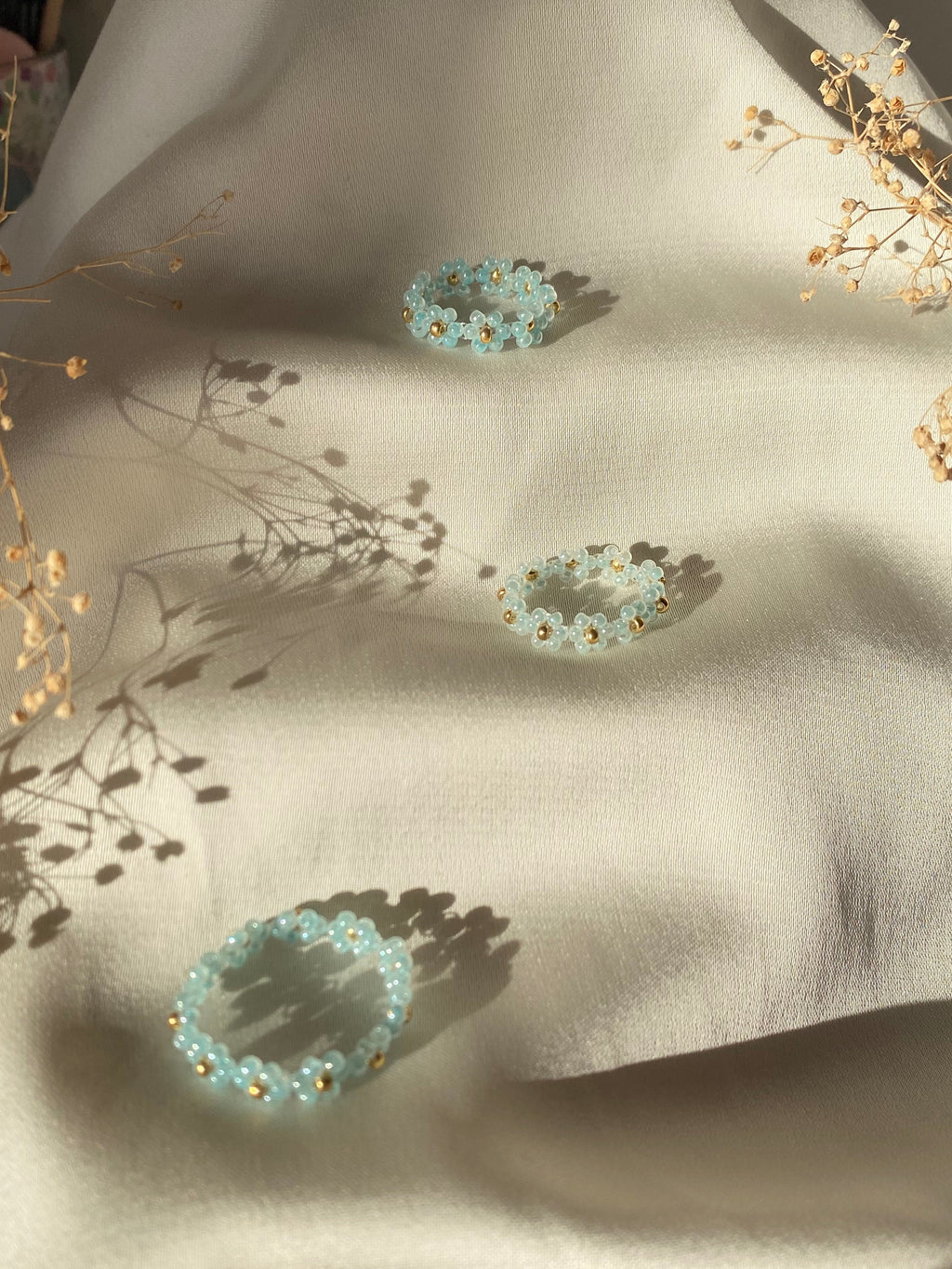 Bague en perles – Fleurs bleues pâles & dorées