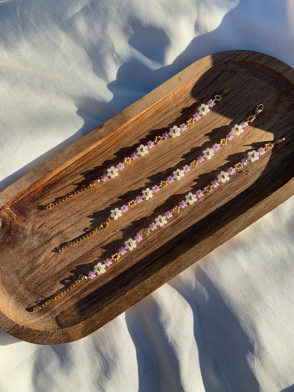 Bracelet en perles – Fleurs violettes, blanches & dorées