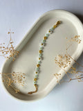 Bracelet en perles – Fleurs bleues, blanches & dorées
