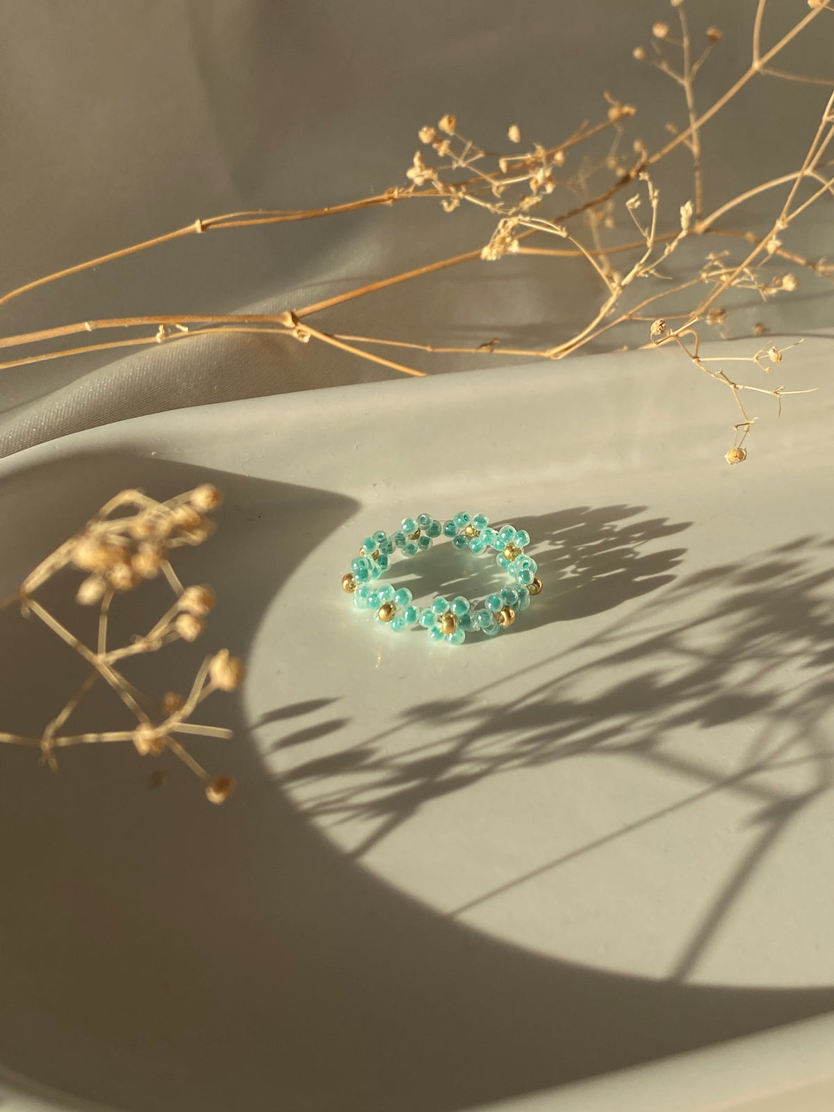 Bague en perles – Fleurs vertes & dorées