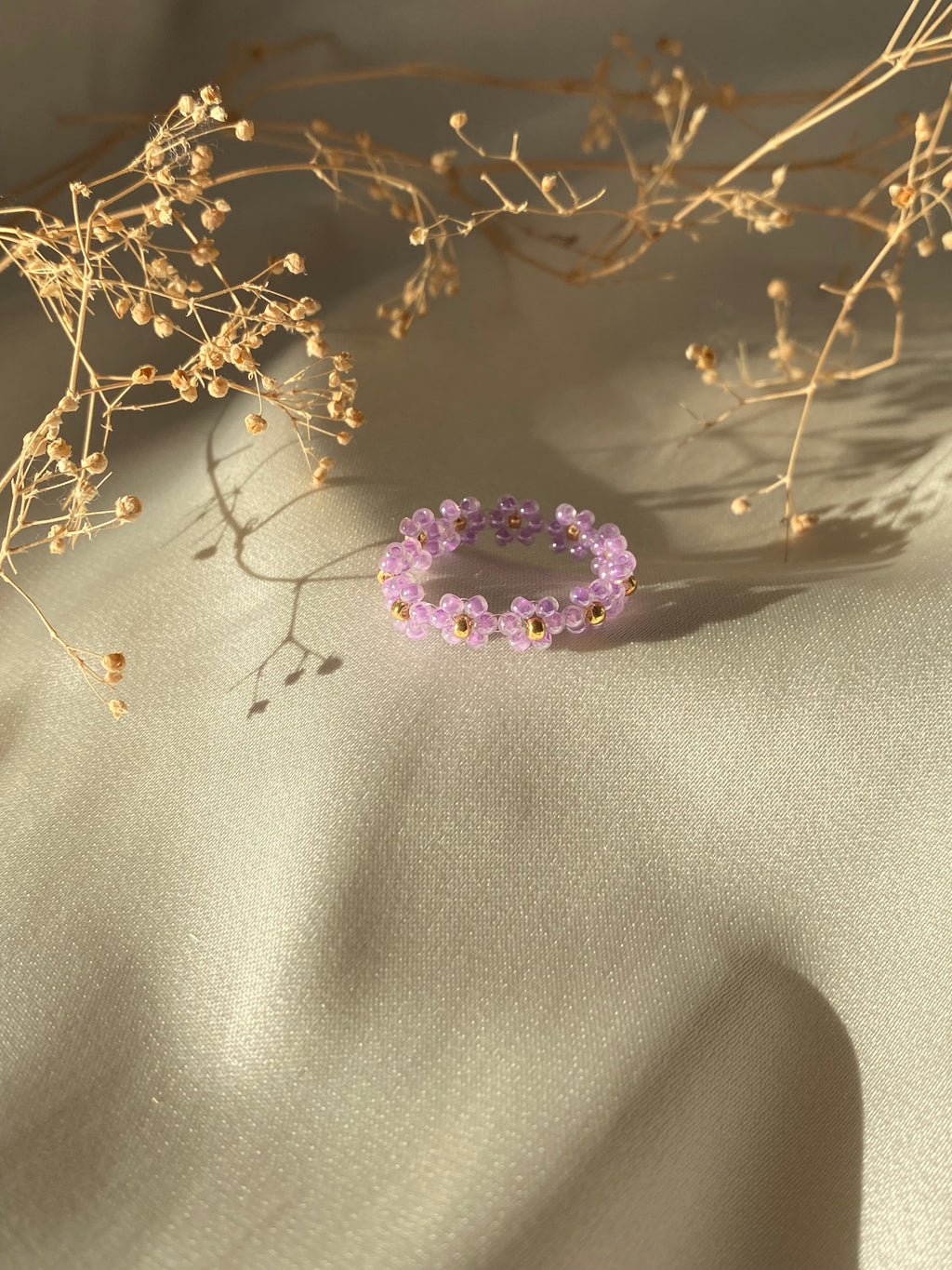 Bague en perles – Fleurs violettes & dorées
