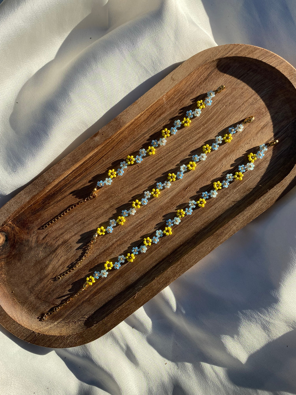 Bracelet en perles – Fleurs bleues & jaunes