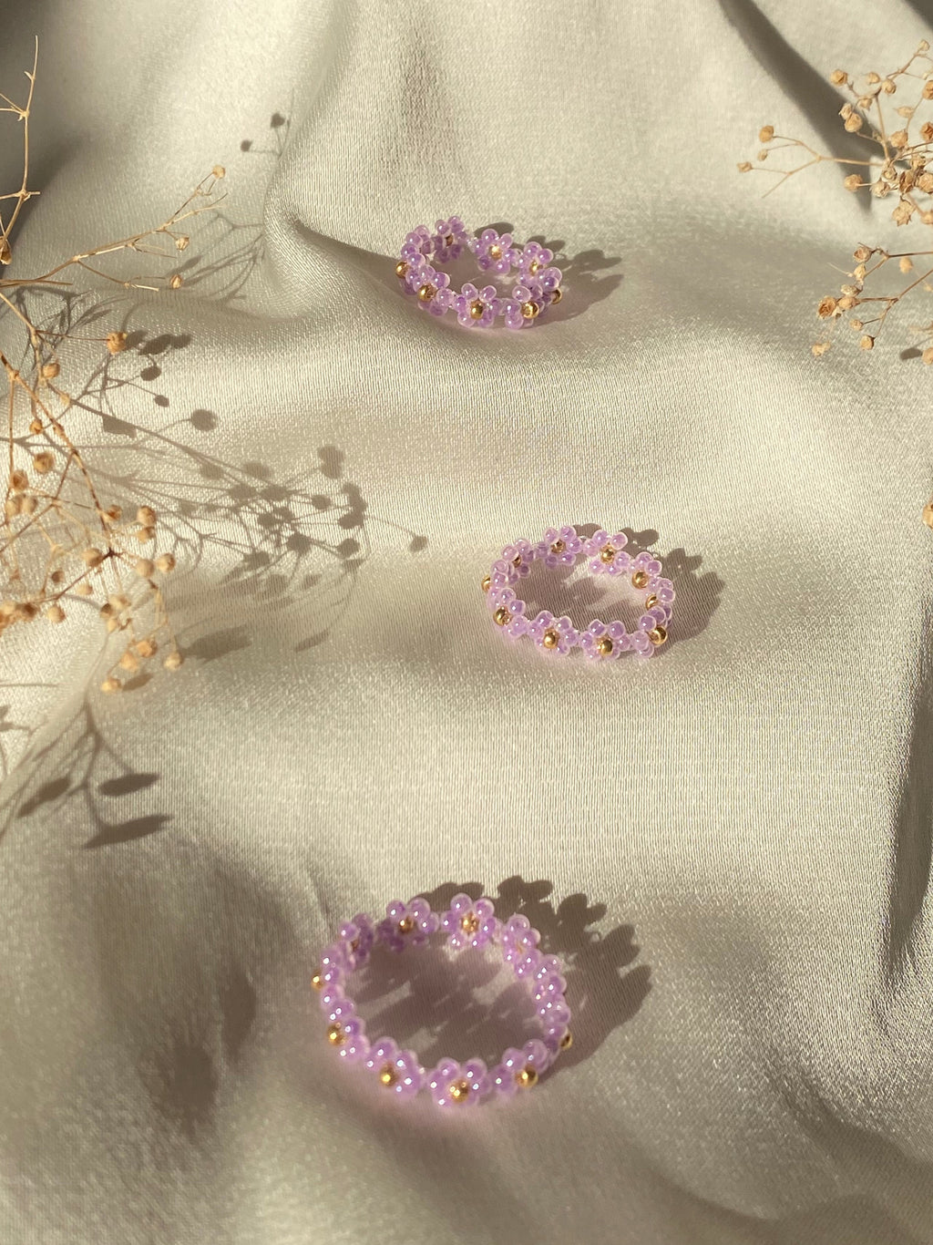 Bague en perles – Fleurs violettes & dorées