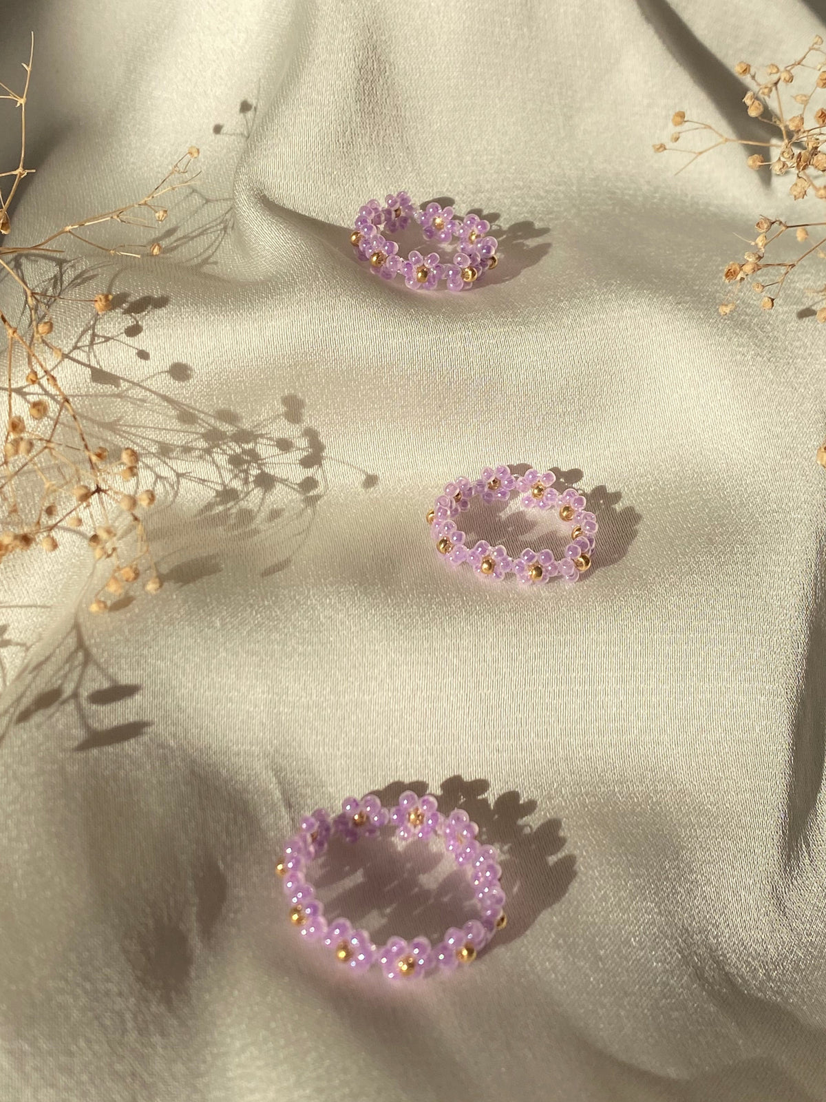 Bague en perles – Fleurs violettes & dorées