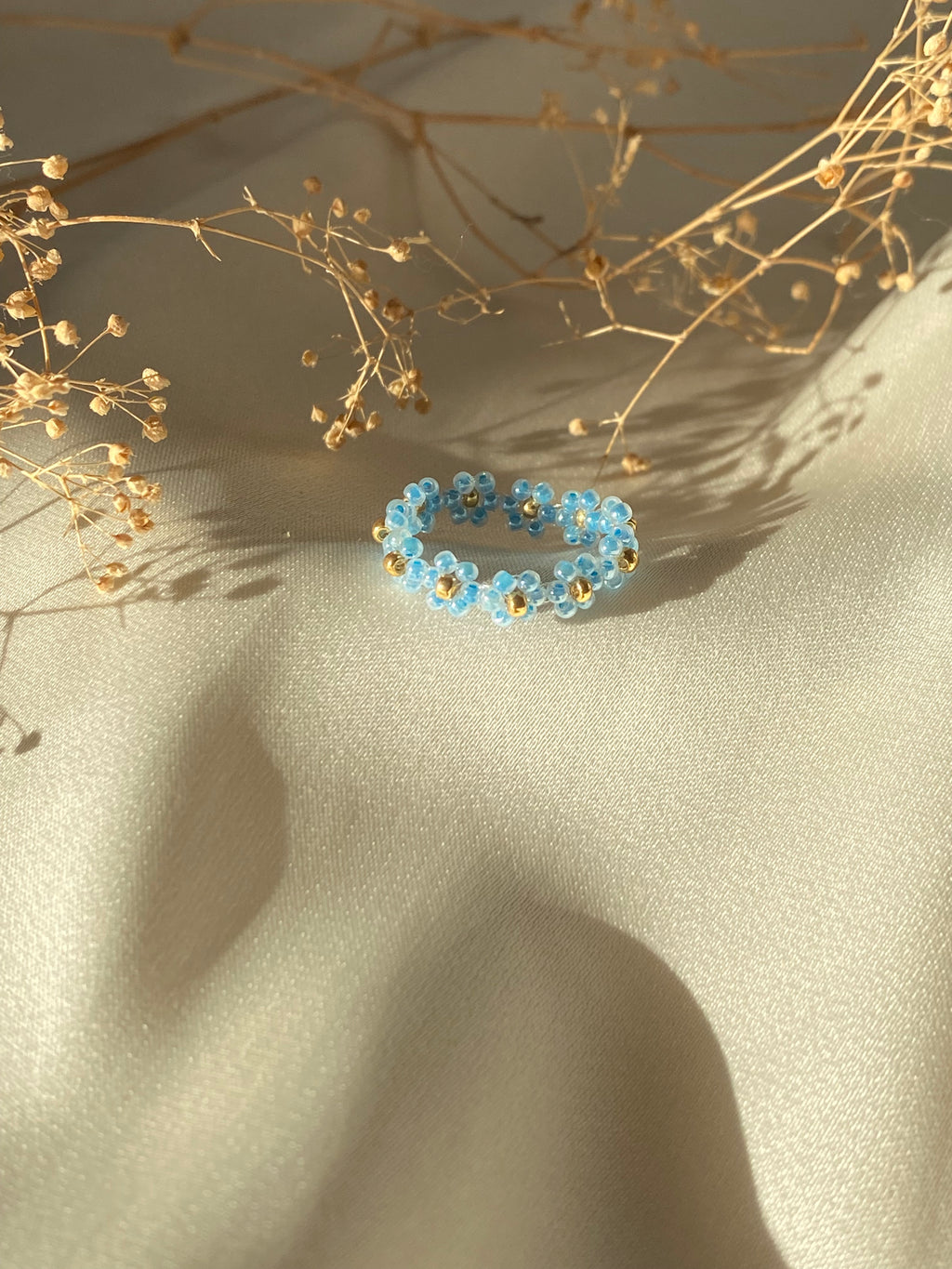 Bague en perles – Fleurs bleues & dorées