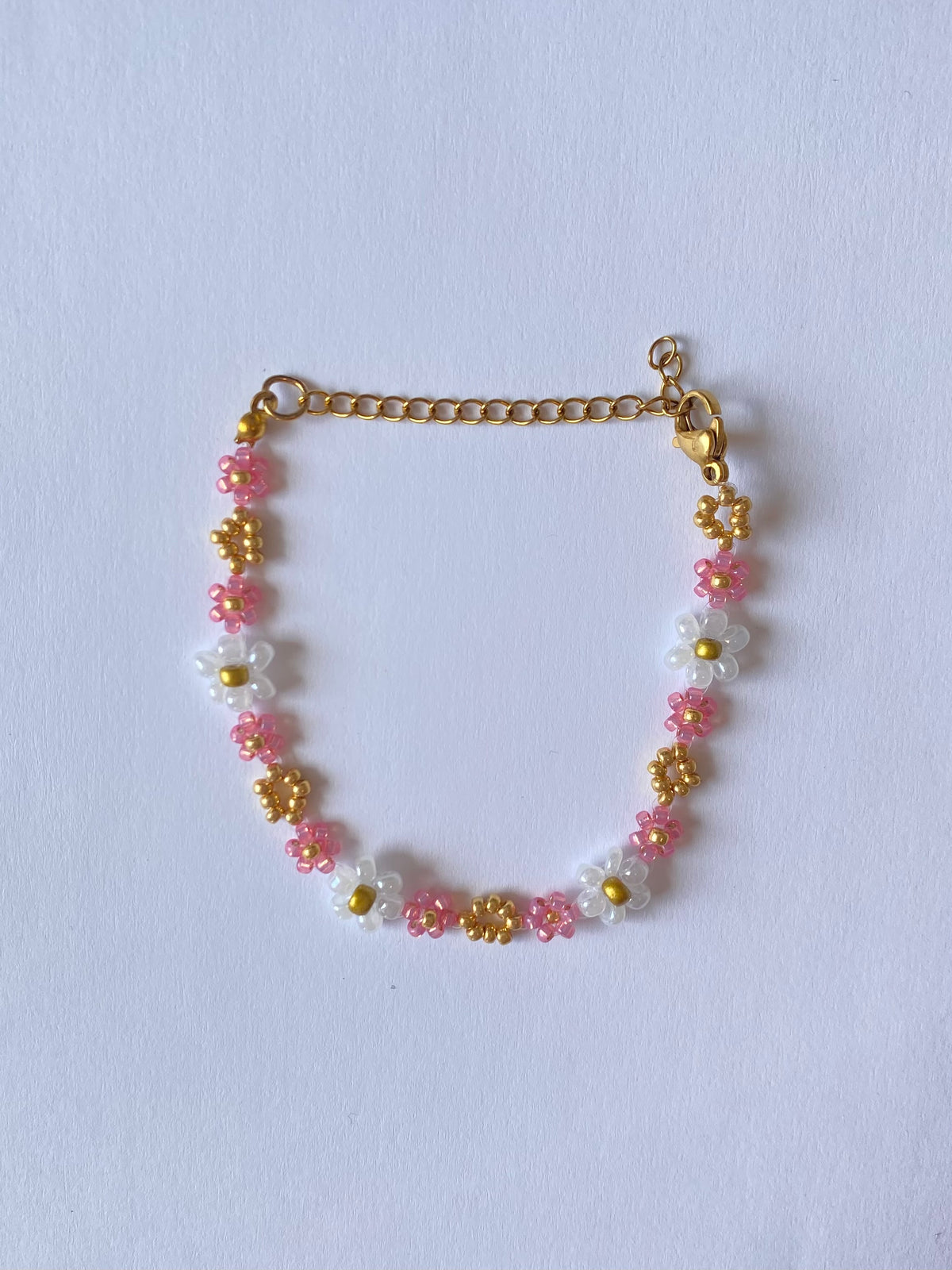 Bracelet en perles – Fleurs roses, blanches & dorées