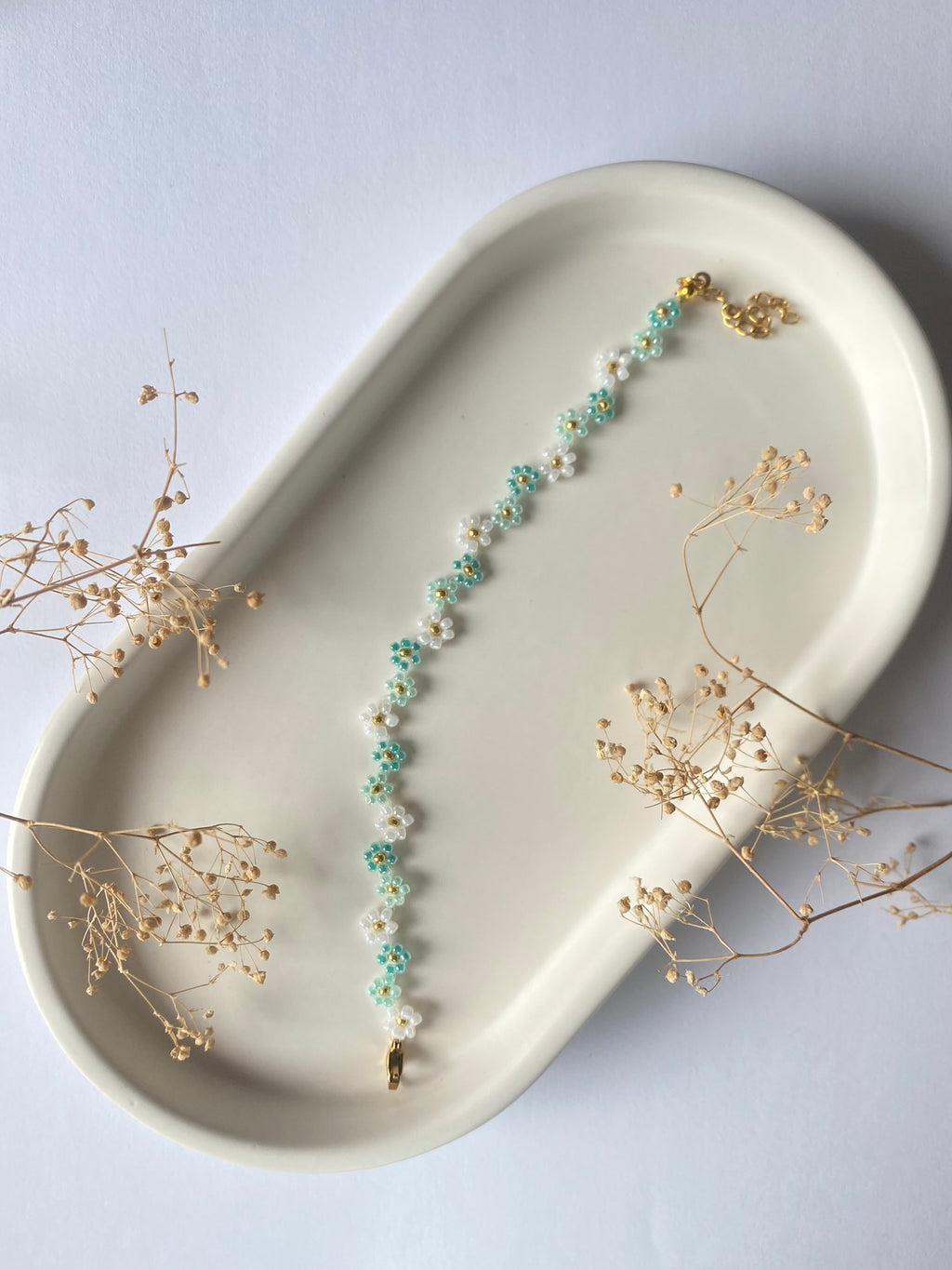 Bracelet en perles – Fleur vertes & blanches
