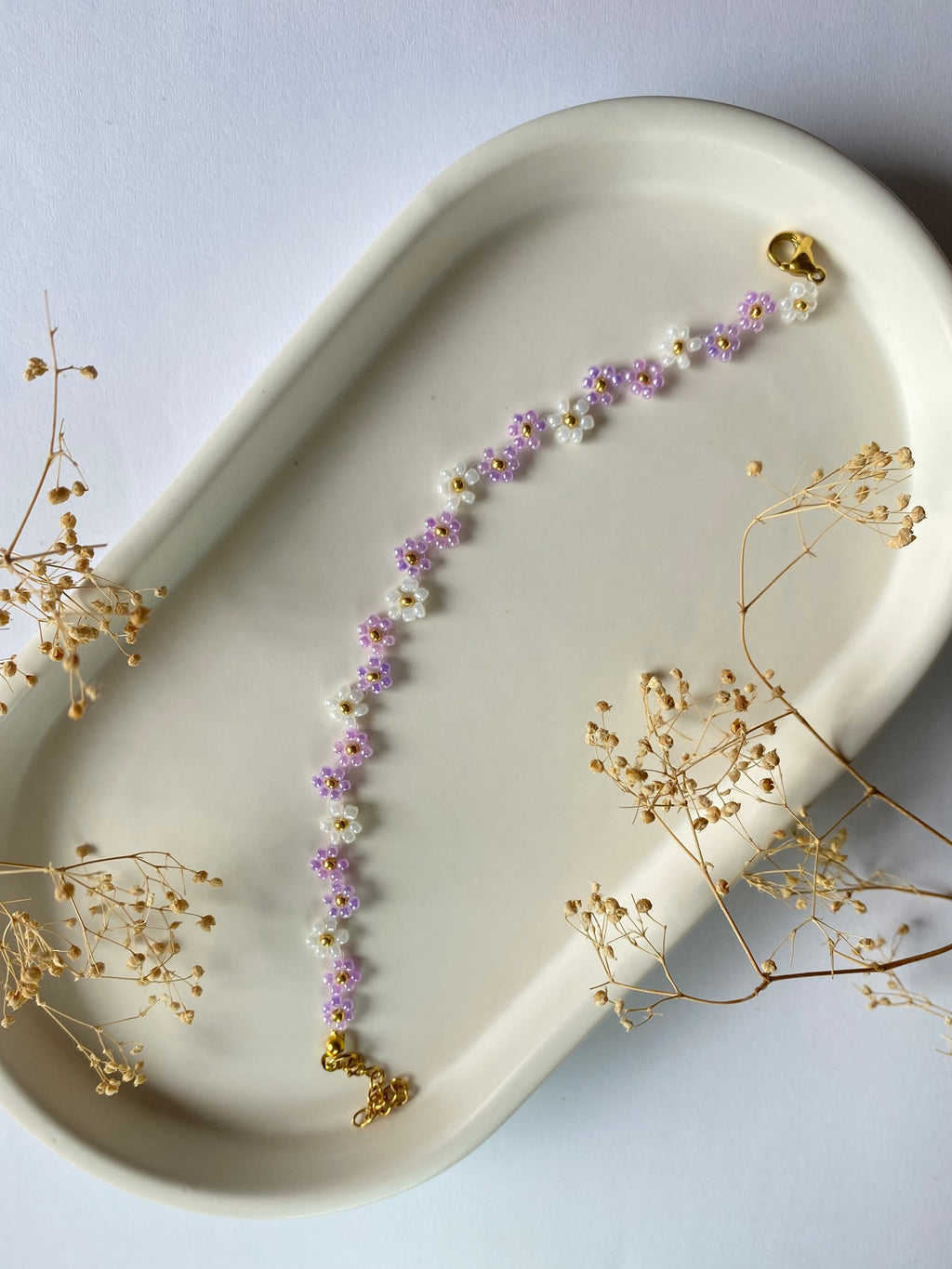 Bracelet en perles – Fleurs violettes & blanches