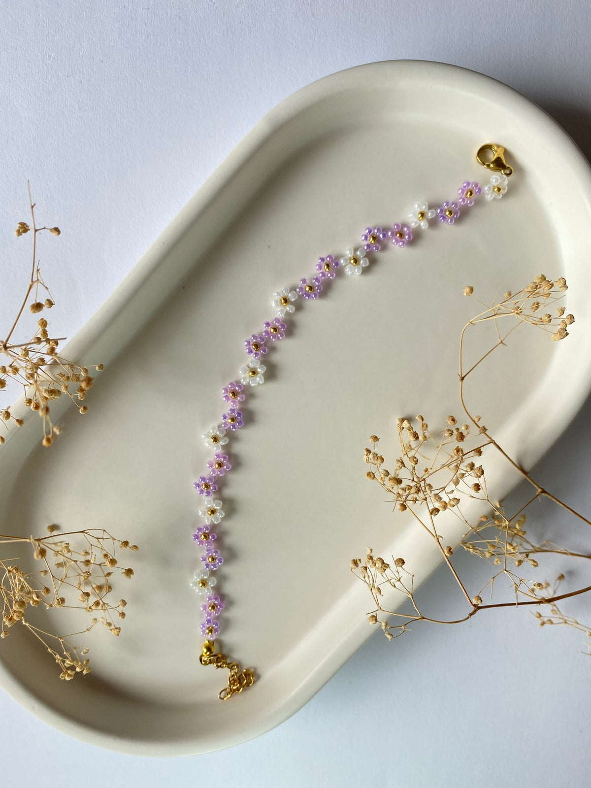 Bracelet en perles – Fleurs violettes & blanches