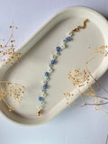 Bracelet en perles – Fleurs bleues & blanches