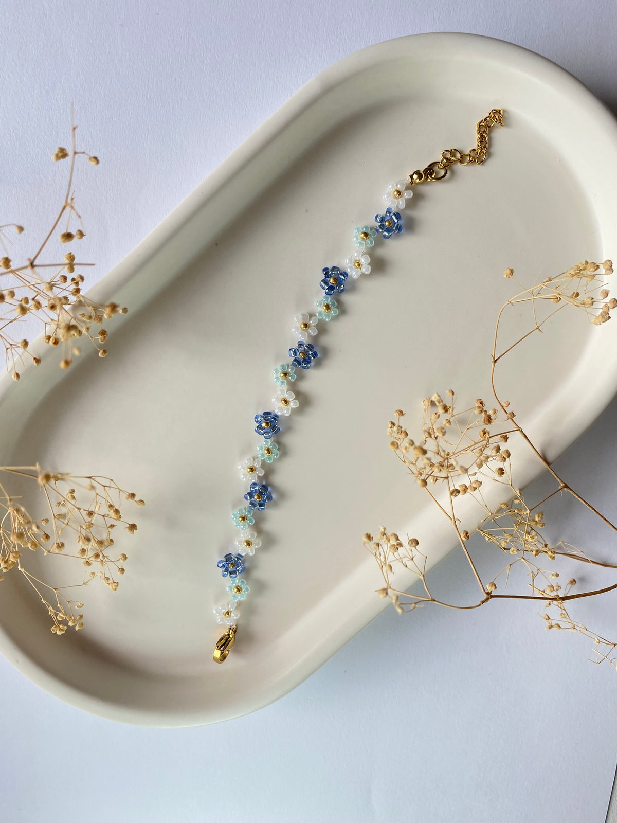 Bracelet en perles – Fleurs bleues & blanches