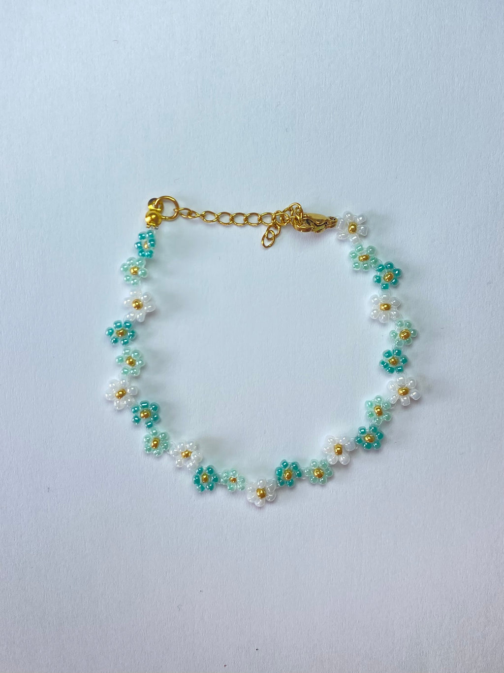 Bracelet en perles – Fleur vertes & blanches
