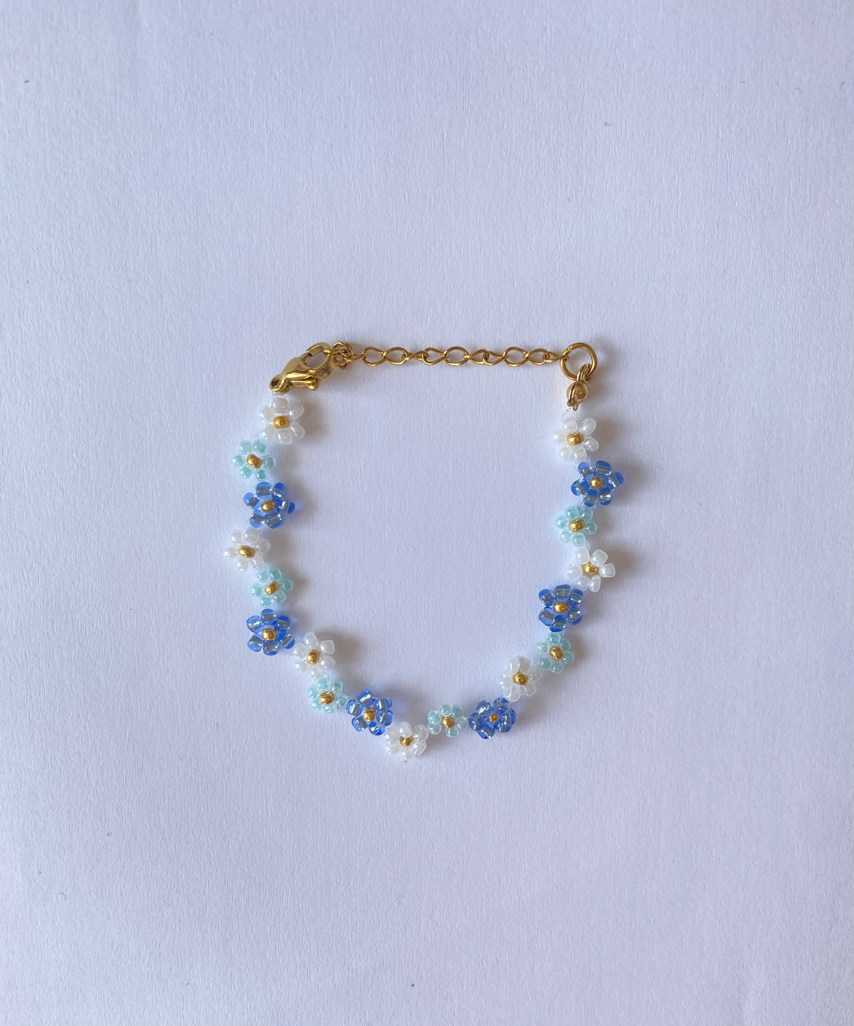 Bracelet en perles – Fleurs bleues & blanches