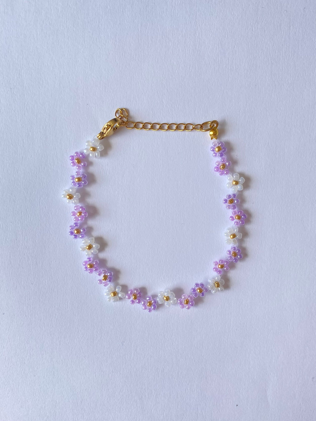 Bracelet en perles – Fleurs violettes & blanches