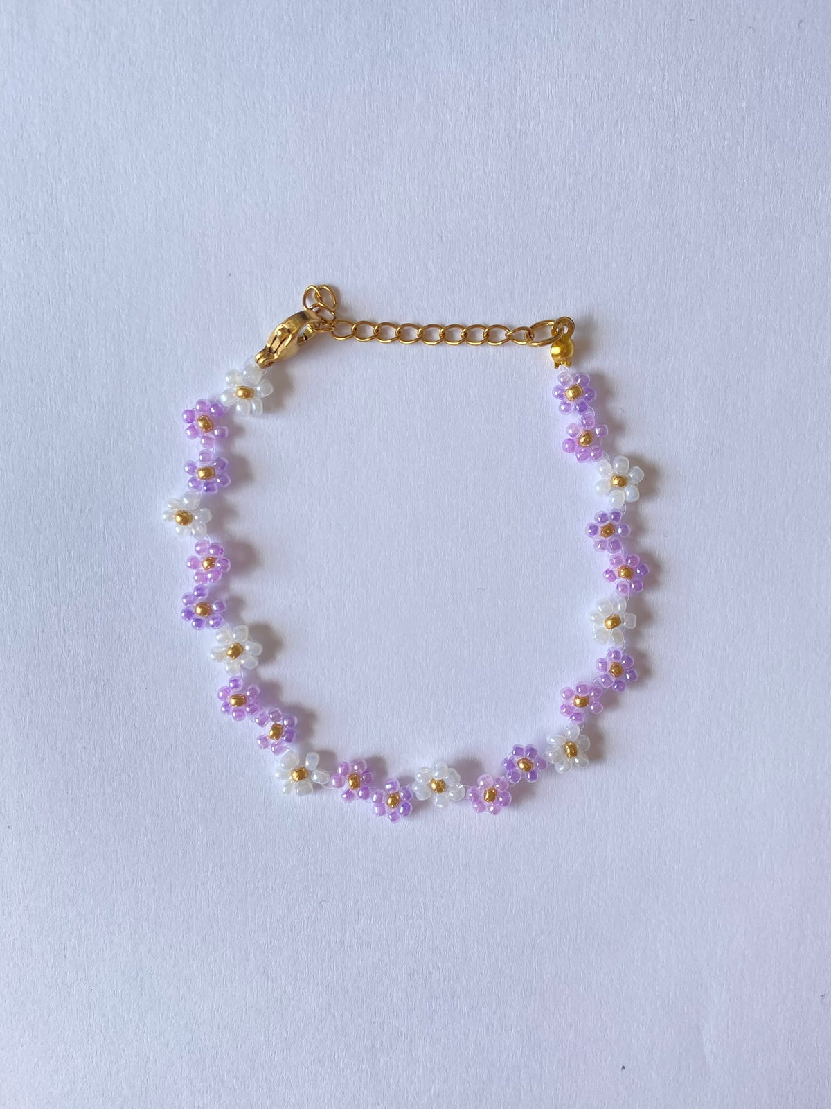 Bracelet en perles – Fleurs violettes & blanches