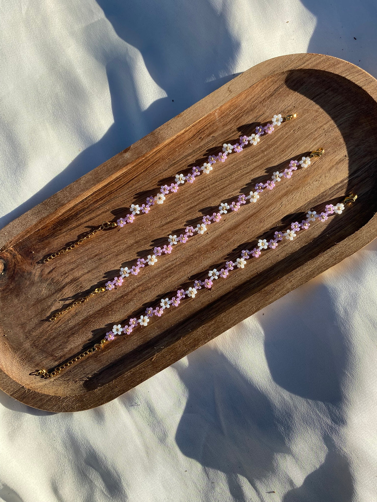 Bracelet en perles – Fleurs violettes & blanches