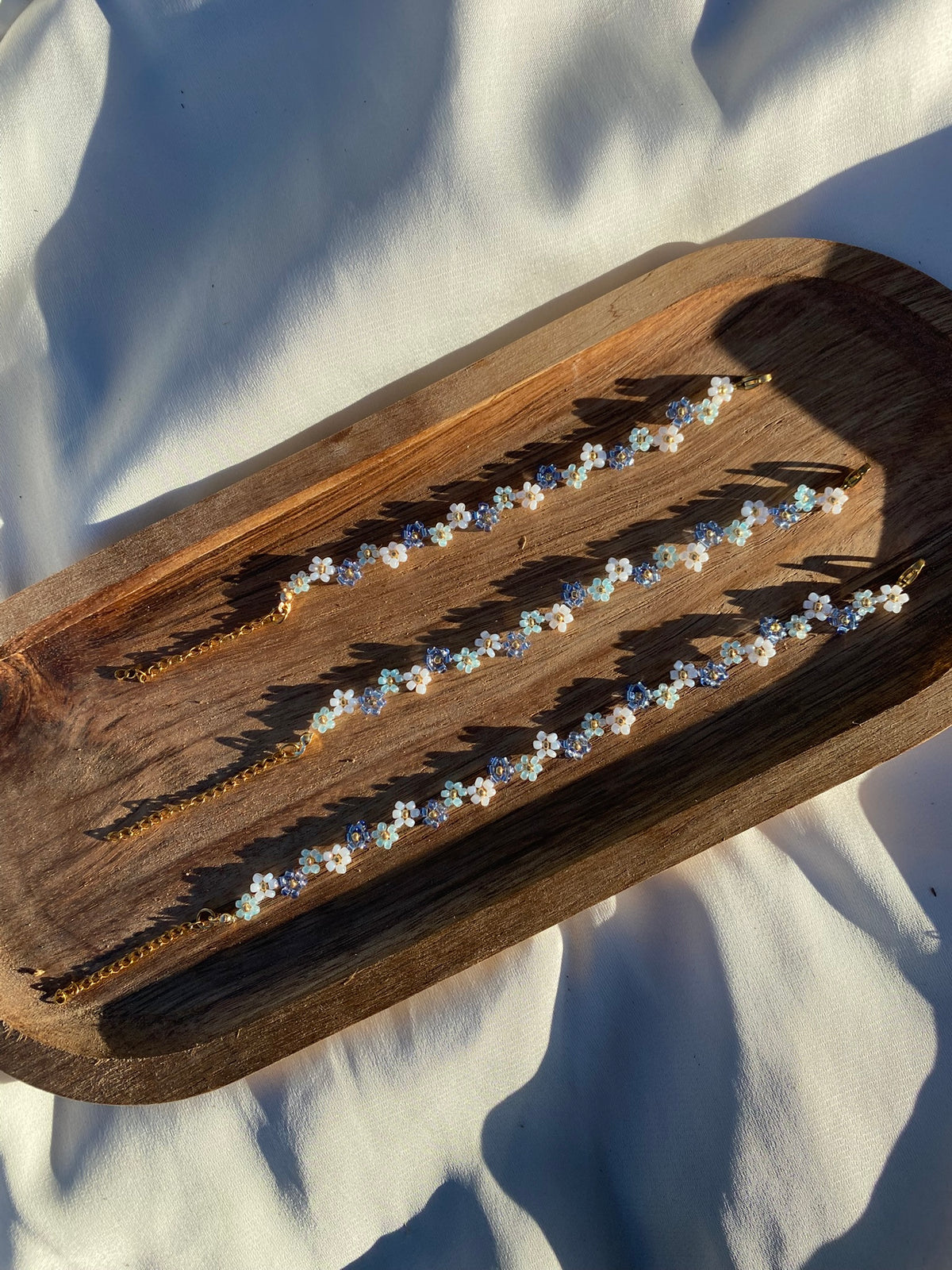 Bracelet en perles – Fleurs bleues & blanches